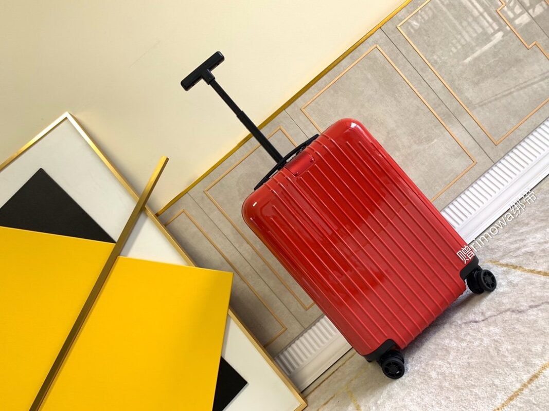 Rimowa Essential Lite