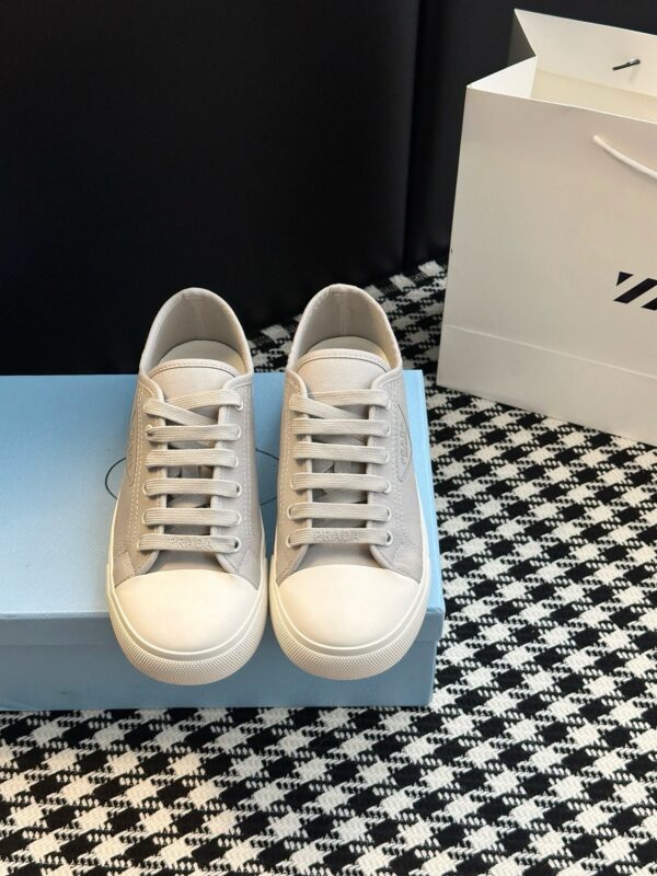 Prada authentic quality sneakers 2025
