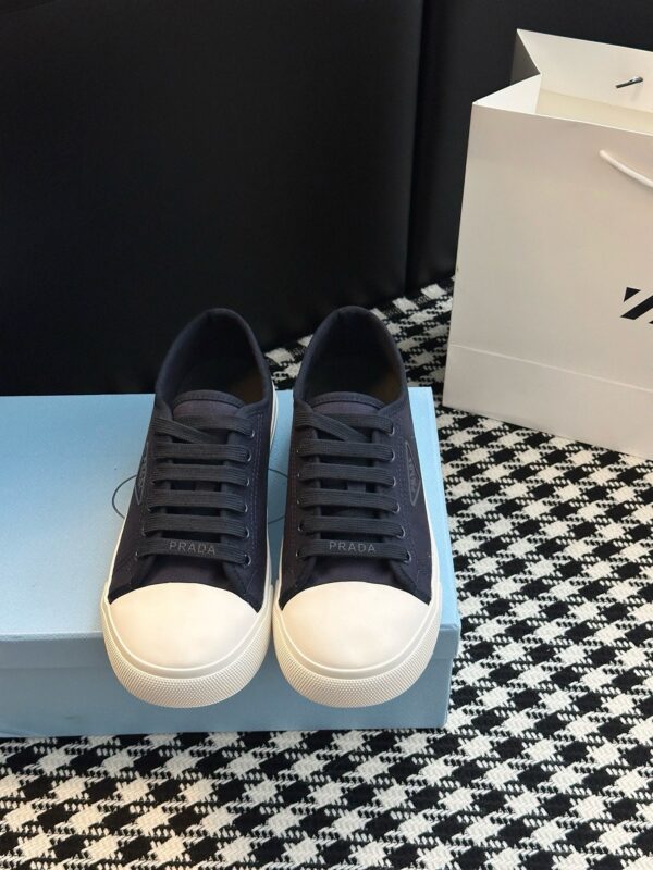 Prada authentic quality sneakers 2025