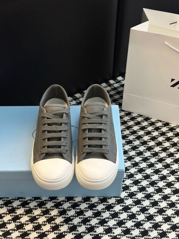 Prada authentic quality sneakers 2025