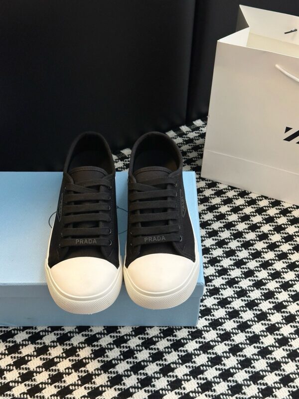 Prada authentic quality sneakers 2025