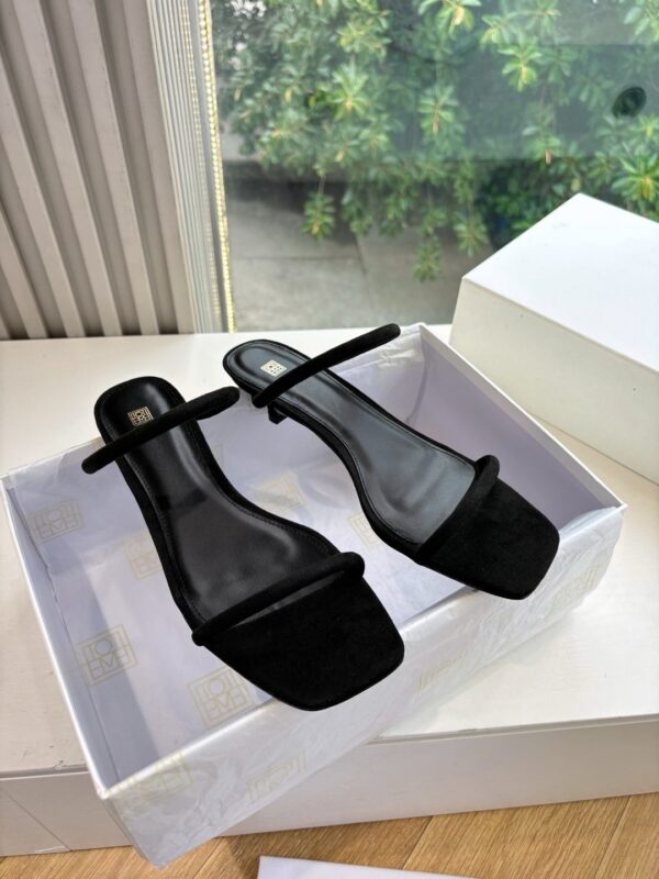 Toteme authentic quality shoes 2025