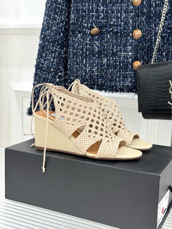 Alaia authentic quality shoes 2025