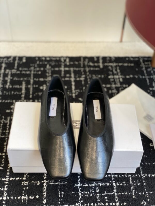 Toteme authentic quality shoes 2025