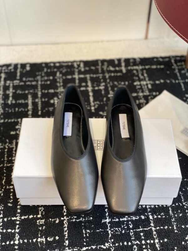 Toteme authentic quality shoes 2025