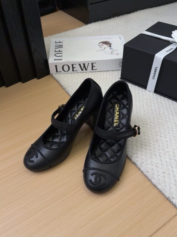 Loewe authentic quality shoes 2025