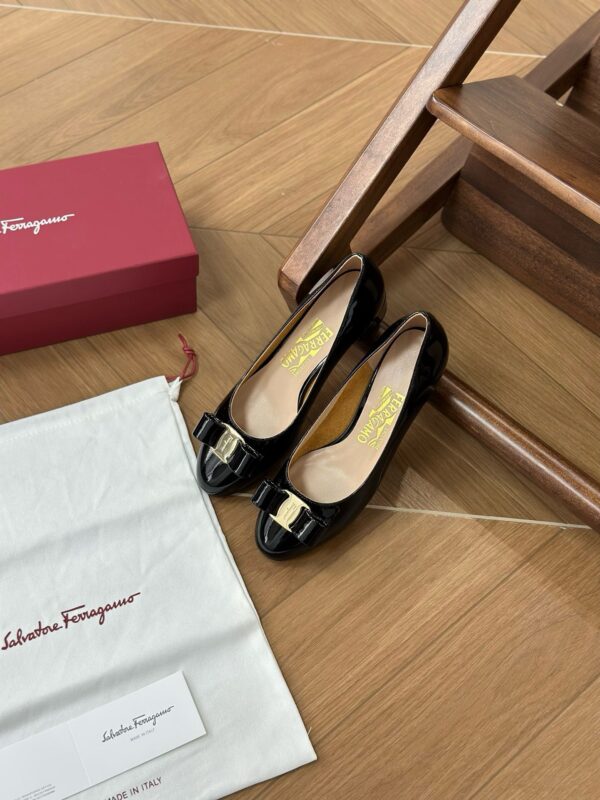 Roger Vivier authentic quality shoes 2025