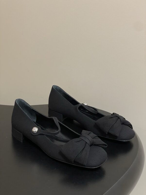 Valentino authentic quality shoes 2025