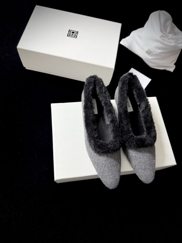 Toteme authentic quality shoes 2025