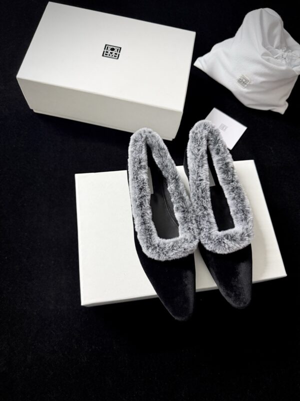 Toteme authentic quality shoes 2025