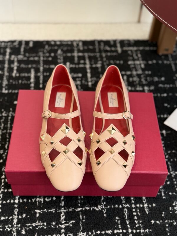 Valentino authentic quality shoes 2026