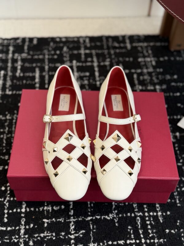 Valentino authentic quality shoes 2026